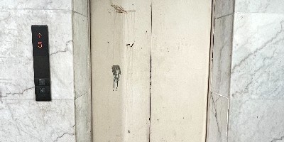 机械总有老化的时候，老旧电梯改造升级势在必行