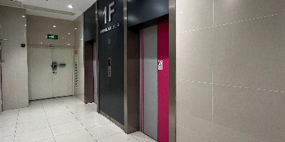 住宅小区电梯业主有管理的权利，要关注电梯维护和使用